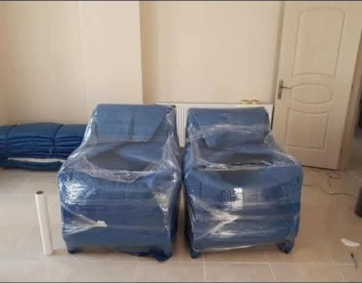 Koltukların streç film ve koruma örtüsüyle paketlenmesi