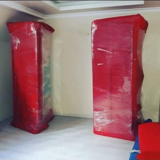 Büyük dolapların koruma malzemesiyle sarılarak paketlenmesi