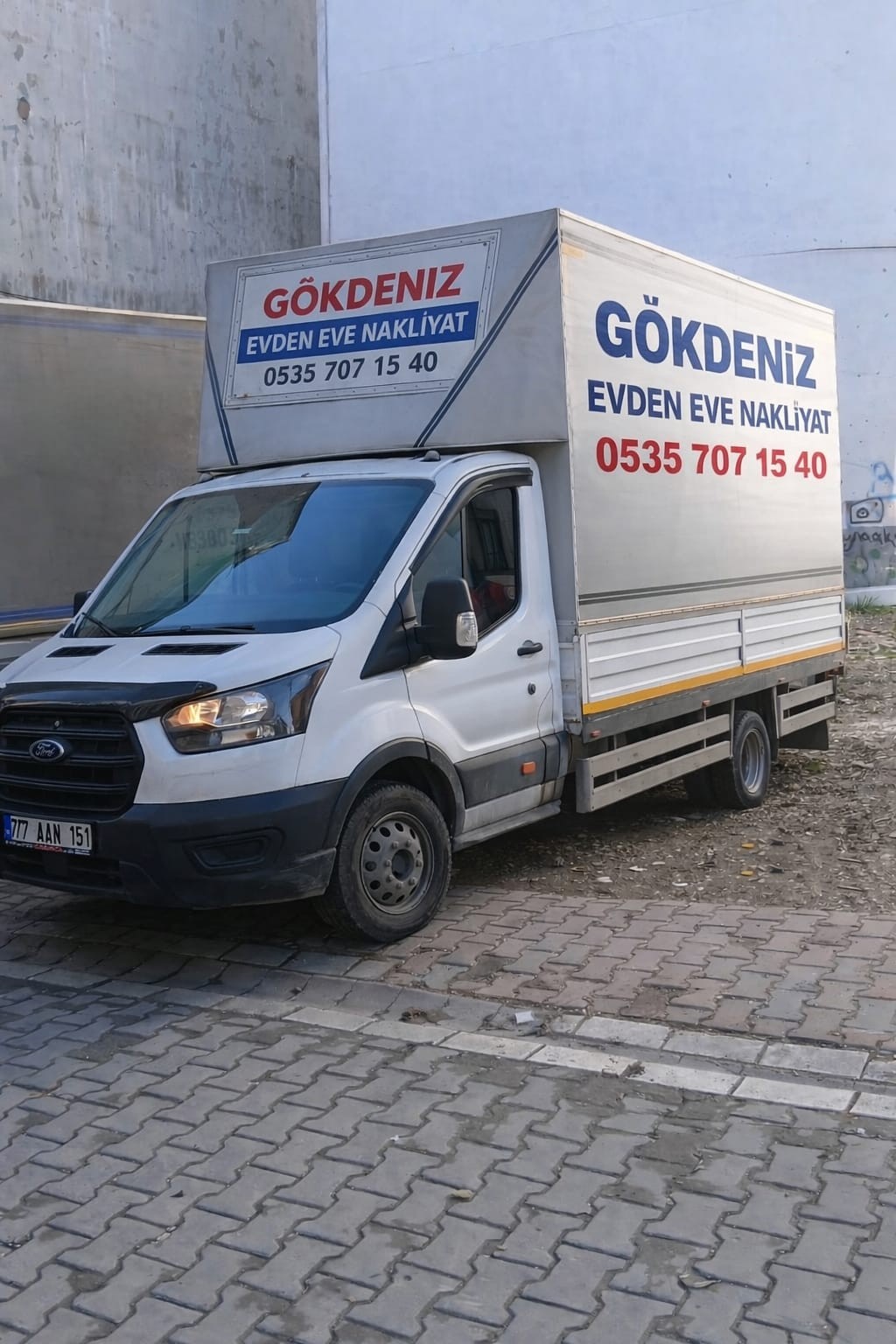 Gökdeniz Nakliyat beyaz evden eve nakliyat aracı, GÖKDENİZ yazılı Ford kamyon